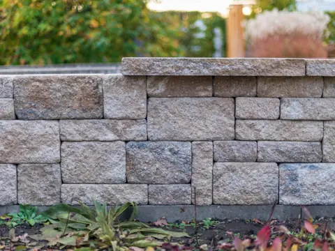 Segmental stone retaining wall with plantings